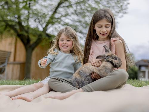 Kinder mit Hasen auf dem Hof Hardthöhe in Oberwese