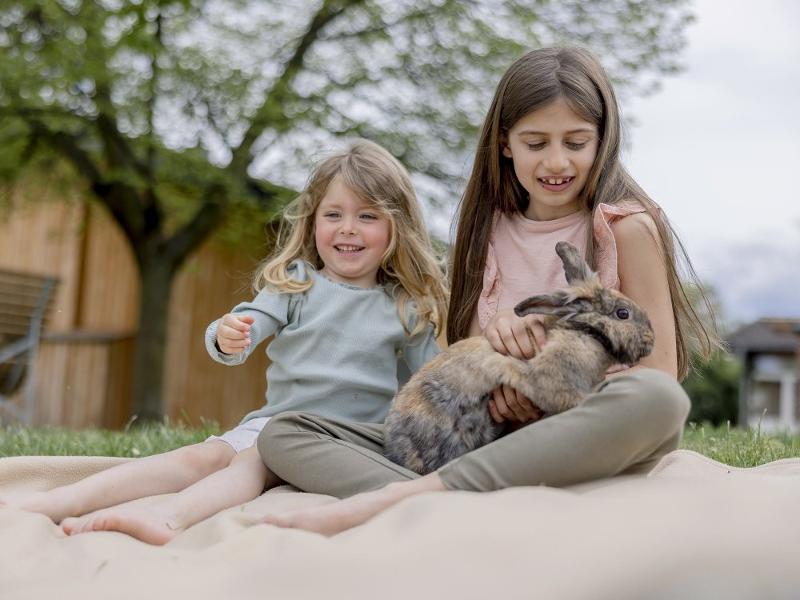 Kinder mit Hasen auf dem Hof Hardthöhe in Oberwese Kinder mit Hasen auf dem Hof Hardthöhe in Oberwese