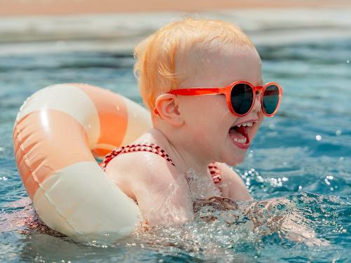 Kinderschwimmen im Pool
