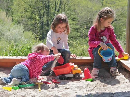 Kinder spielen im Sandkasten