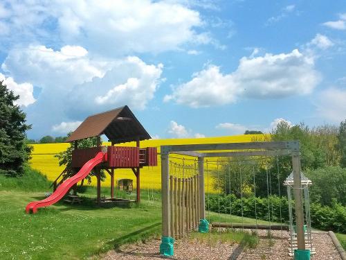 Spielplatz mit Klettergerüst für die Größeren