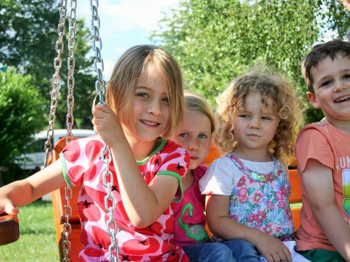 Kinder auf der Schaukel