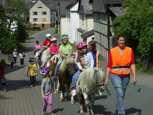 Ponyreiten zum Kindergeburtstag