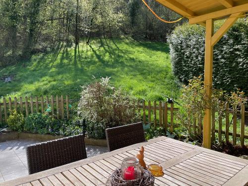 Blick ins Grüne von der Terrasse