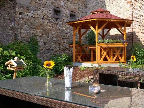 Pavillon auf der Gartenterrasse