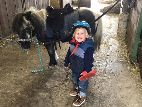 Kind mit Pony auf dem Steinackerhof