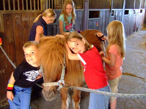 Kinder mit Pony auf dem Steinackerhof im Hunsrück