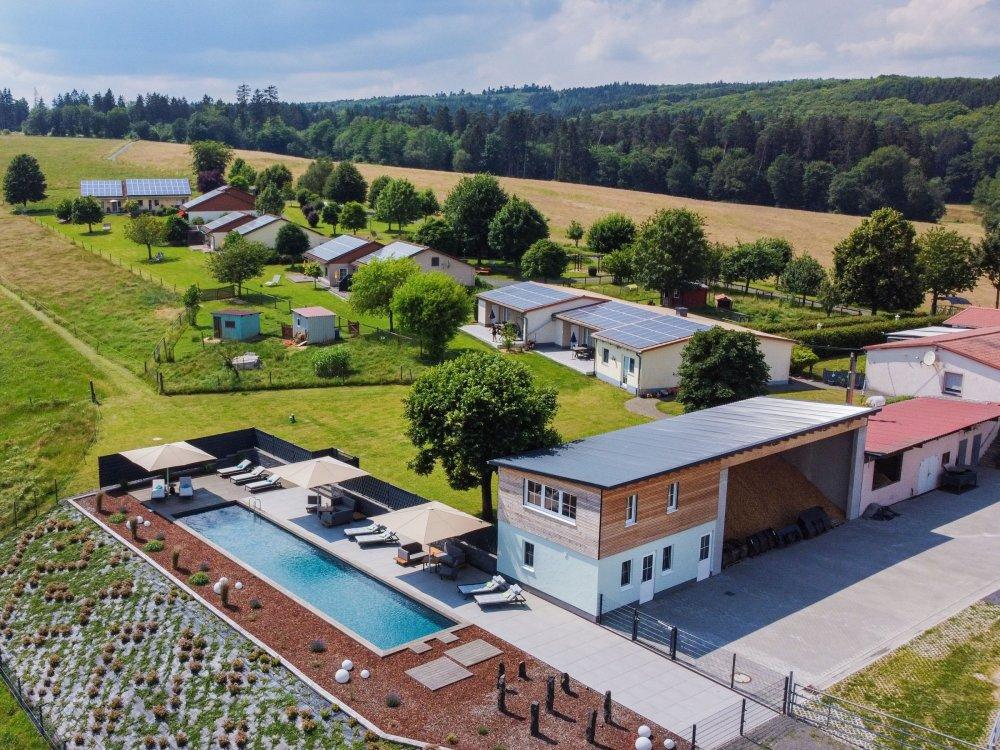 Luftbild Ferienhof mit Pool in der Eifel