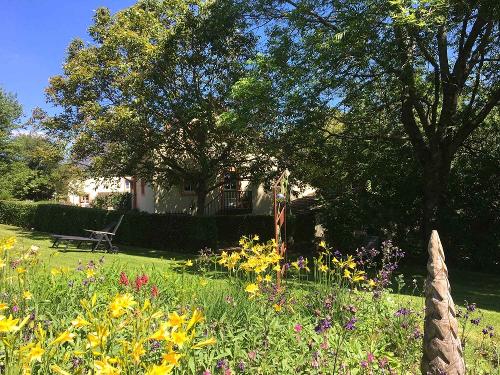 Garten mit Liegewiese auf dem Ferienhof Weires