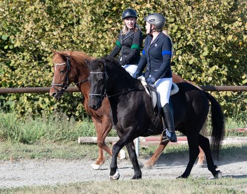 Reiterinnen auf dem Reitplatz auf dem Sangerhof