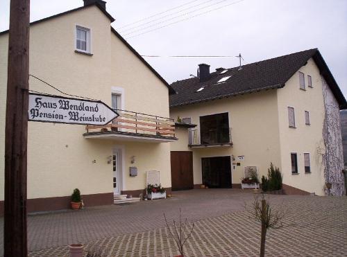 Hausansicht mit Parkplatz