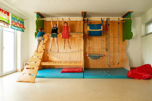 Kletterwand im Spielhaus