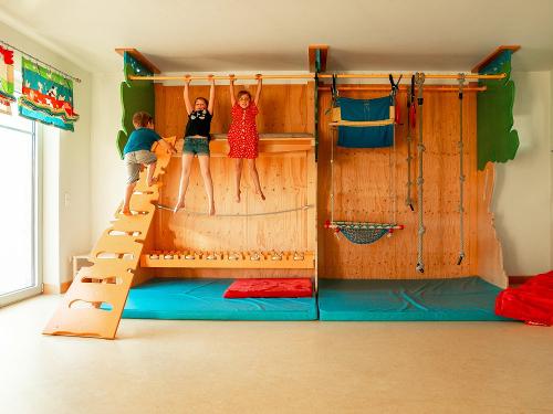 Kletterwand im Spielhaus