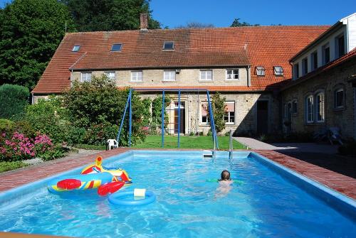 Pool und Schaukel im Garten