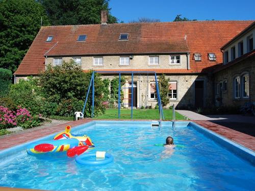 Pool und Schaukel im Garten