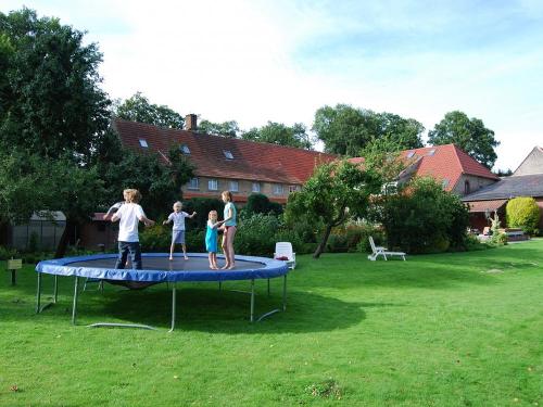 Trampolin auf der Obstwiese