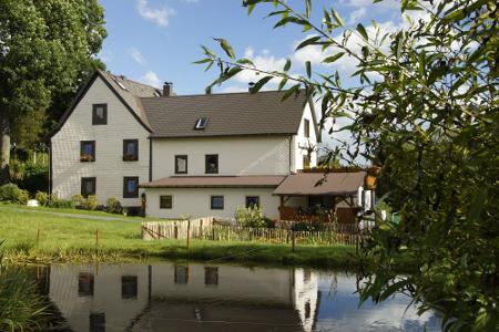 Ferienwohnung Wiesengrund mit Bauerngarten und Forellenteich