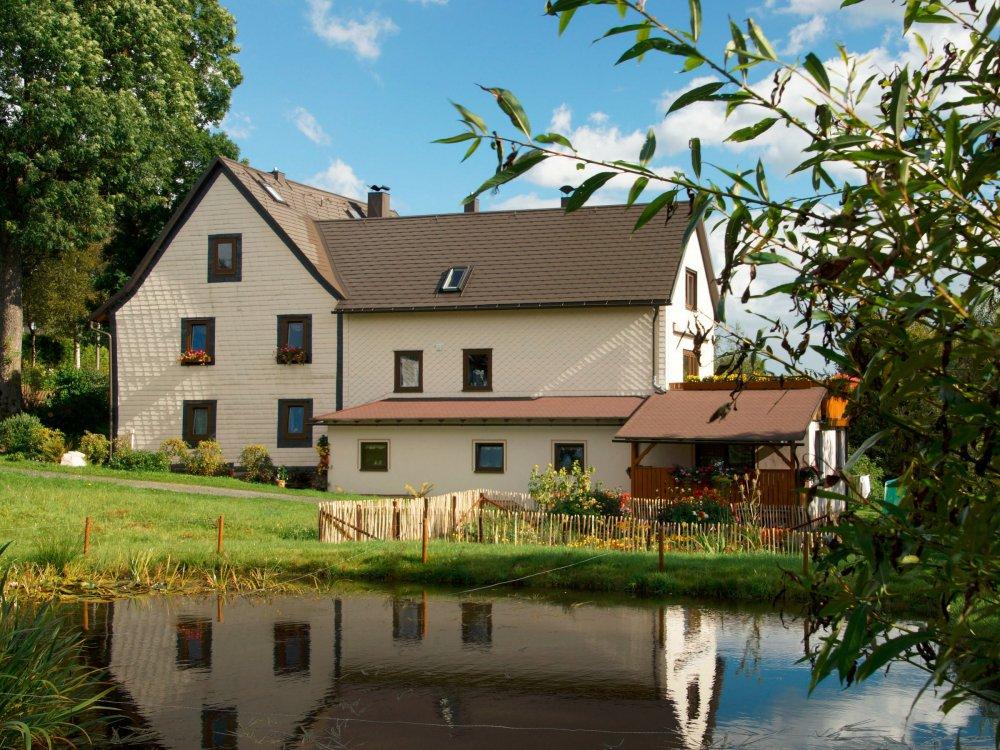 Ferienwohnung Wiesengrund mit Bauerngarten und Forellenteich