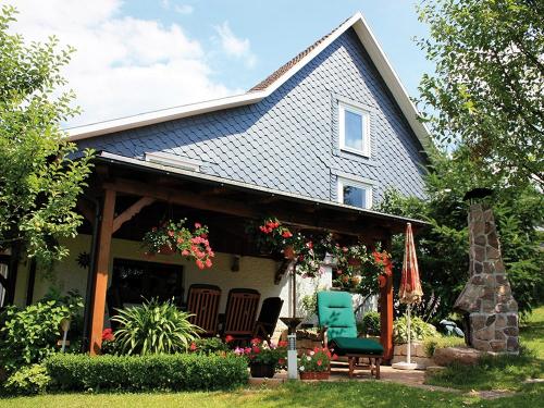 Überdachte Sitzecke im Garten