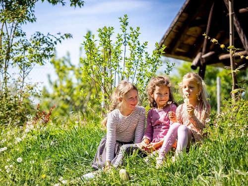 Kinder auf der Spielwiese
