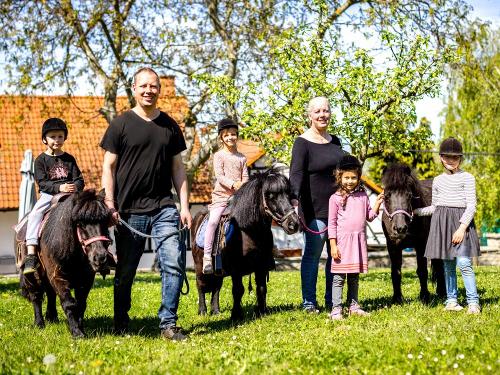 Kinderprogramm mit Ponys & Pferden