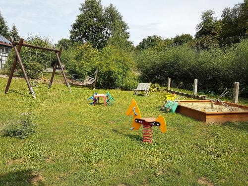 großzügiger Garten mit Spielplatz