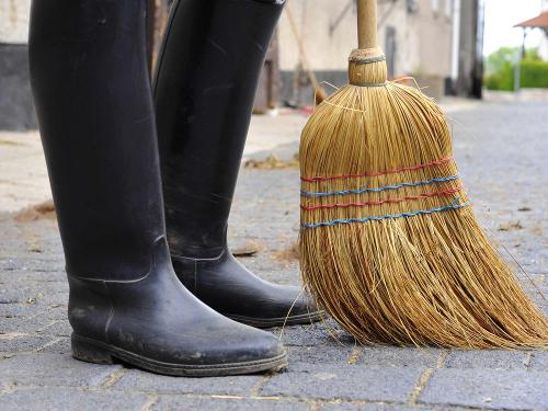 Mit Stiefel und Besen