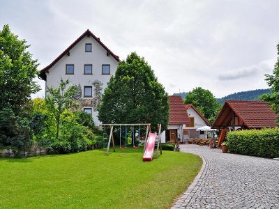 Hofansicht mit Spielplatz im Garten