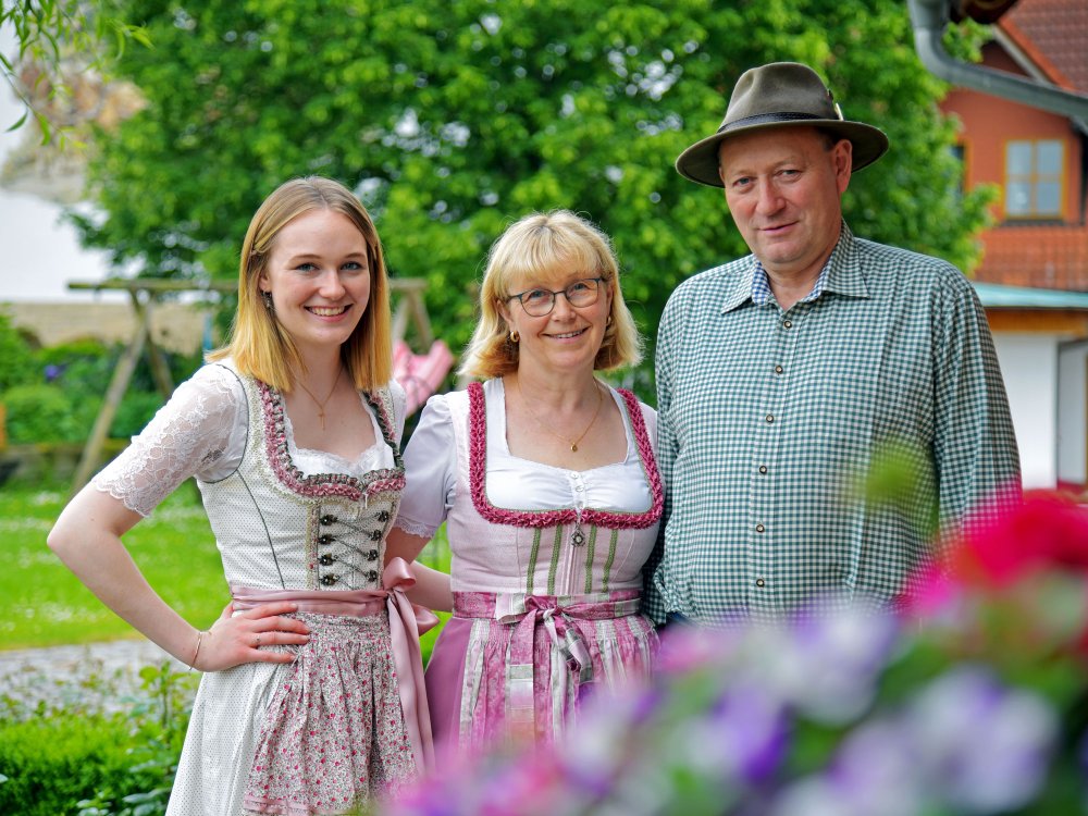 Hofansicht mit Spielplatz im Garten