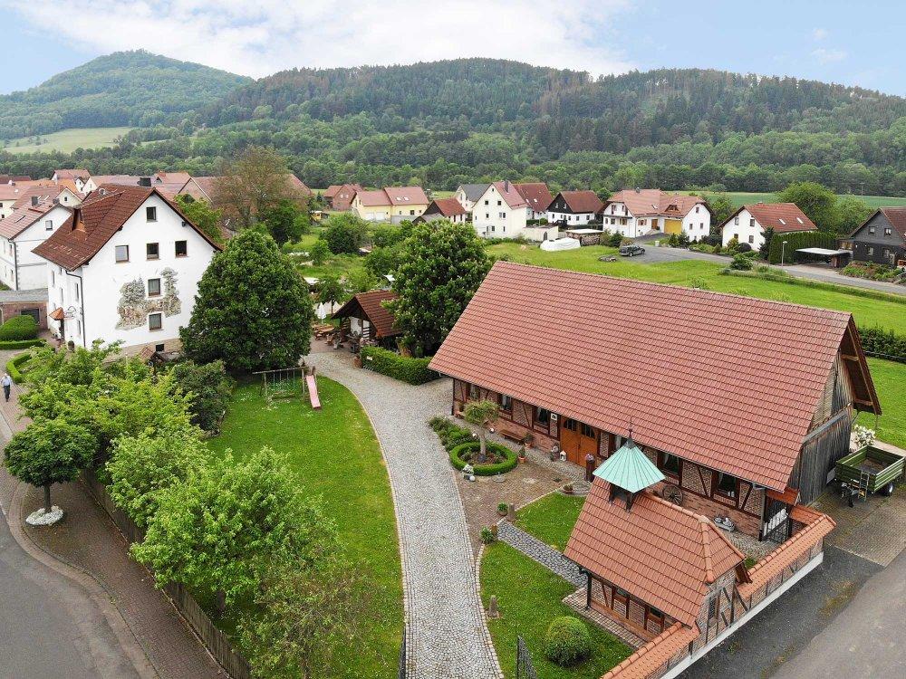 Hof aus der Vogelperspektive