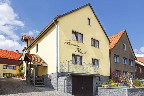 Hausansicht mit Blick in den Innenhof
