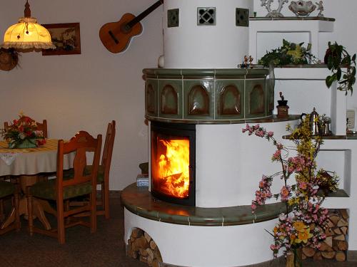 Kamin im Frühstücksraum