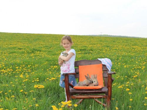Kind mit Kaninchen