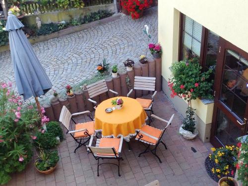 Sitzmöglichkeiten im Hof