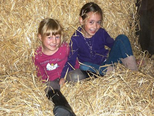 Kinder im Stroh