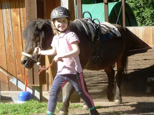 Reitkind mit seinem Pony