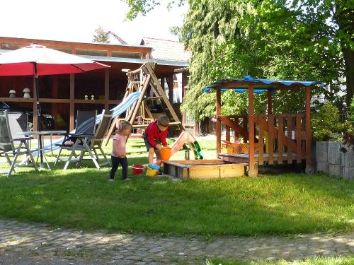 Kinder in der Sandkiste im Garten