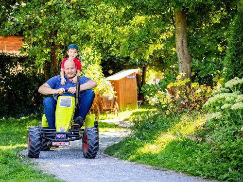 Mit dem Tretauto über den Ferienhof düsen