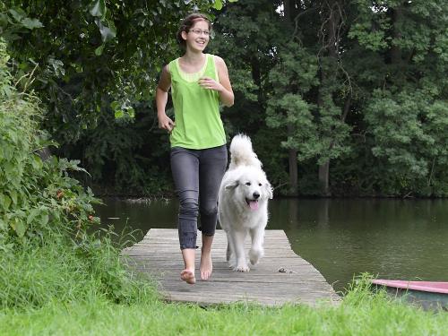 Auf dem Bootssteg am Teich