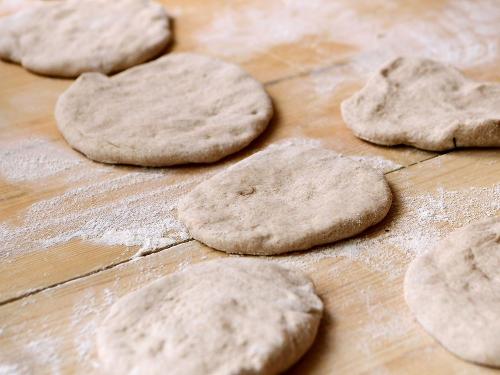 Fladenbrote vor dem Backen