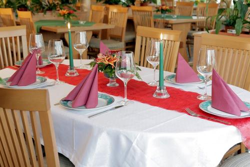 Gedeckter Tisch im Bauernhofcafè