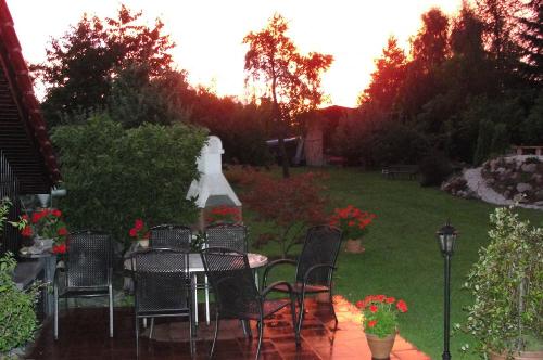 Sitzplatz mit Grill im Abendrot
