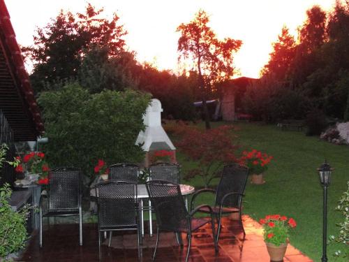 Sitzplatz mit Grill im Abendrot