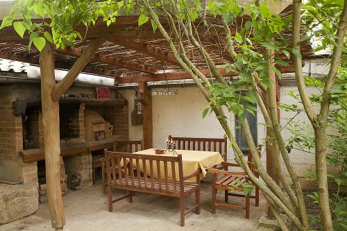  Sitzecke im Hof mit Grill und Lehmbackofen