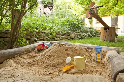 Sandkasten und Wippe