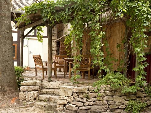 Überdachte Sitzecke im Hof