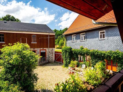 Blick vom Laubengang in den Innenhof