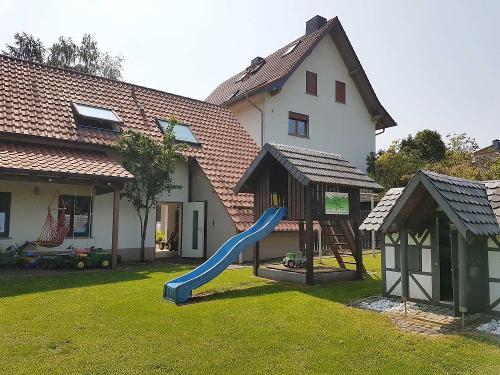 Garten mit Spielplatz
