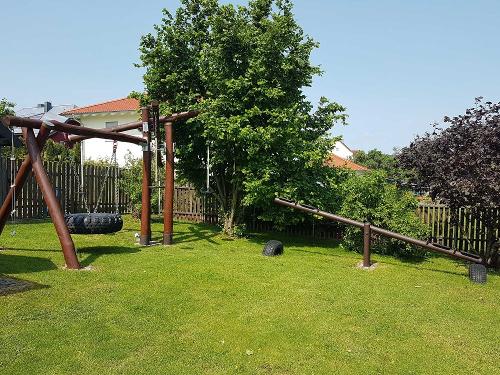 Garten mit Spielplatz