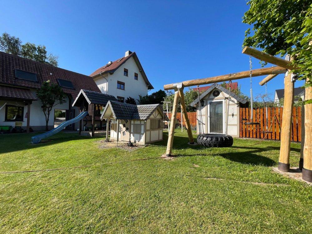 Garten mit Spielplatz